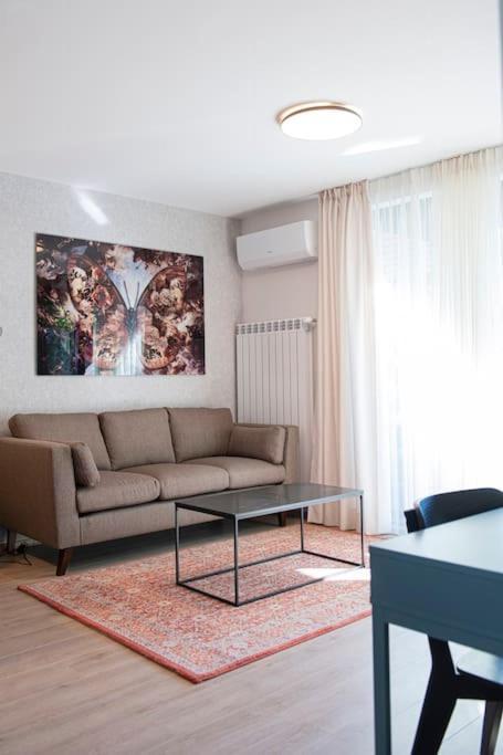 Madrid: A Modern 2-Bedroom Apartment With Parking ソフィア エクステリア 写真